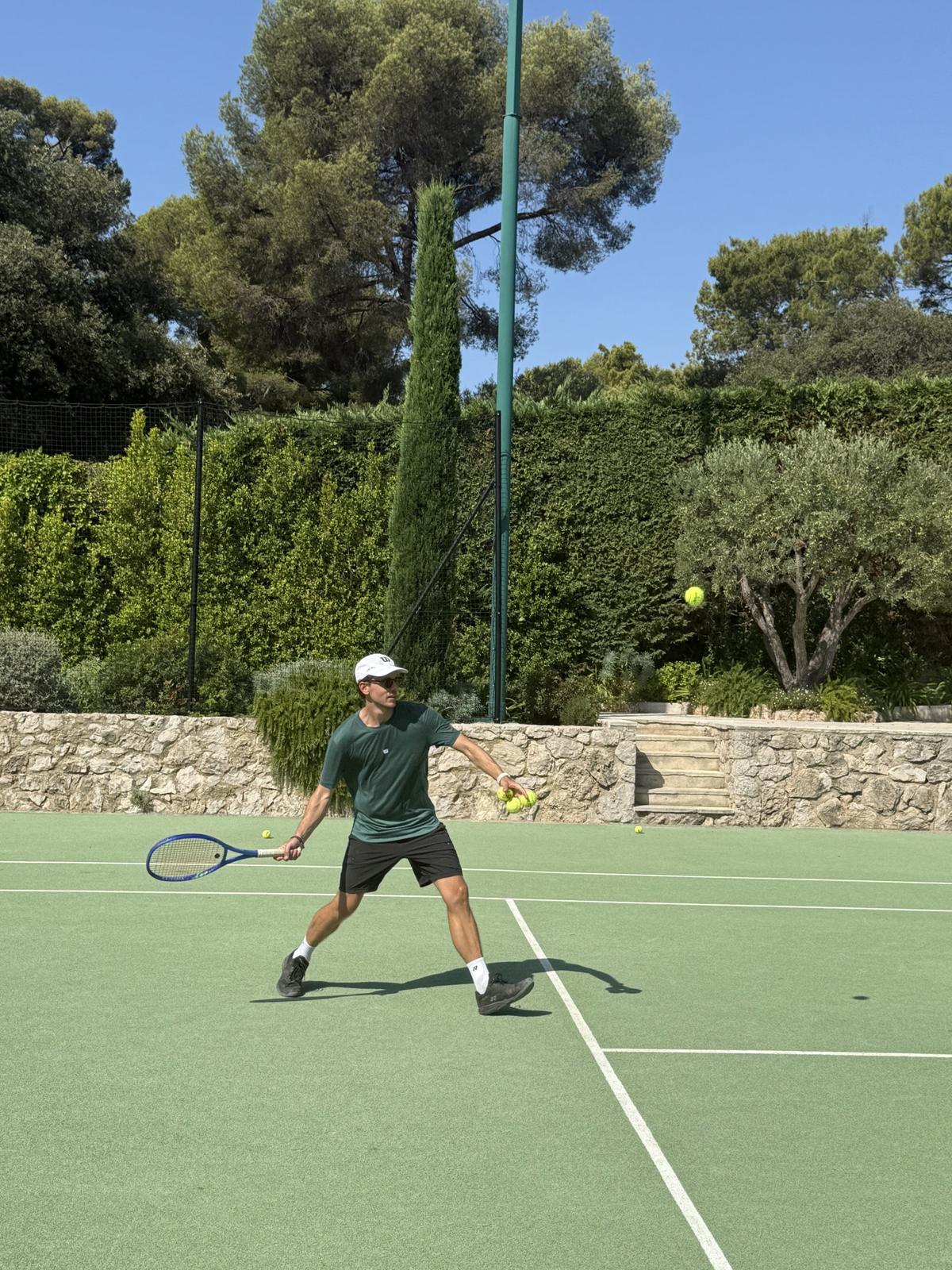 Massimo Bettini sur un court de tennis privé dans une villa