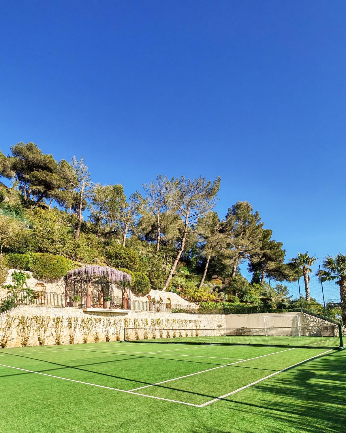 Court de tennis privé avec jardin et glycine, Côte d'Azur
