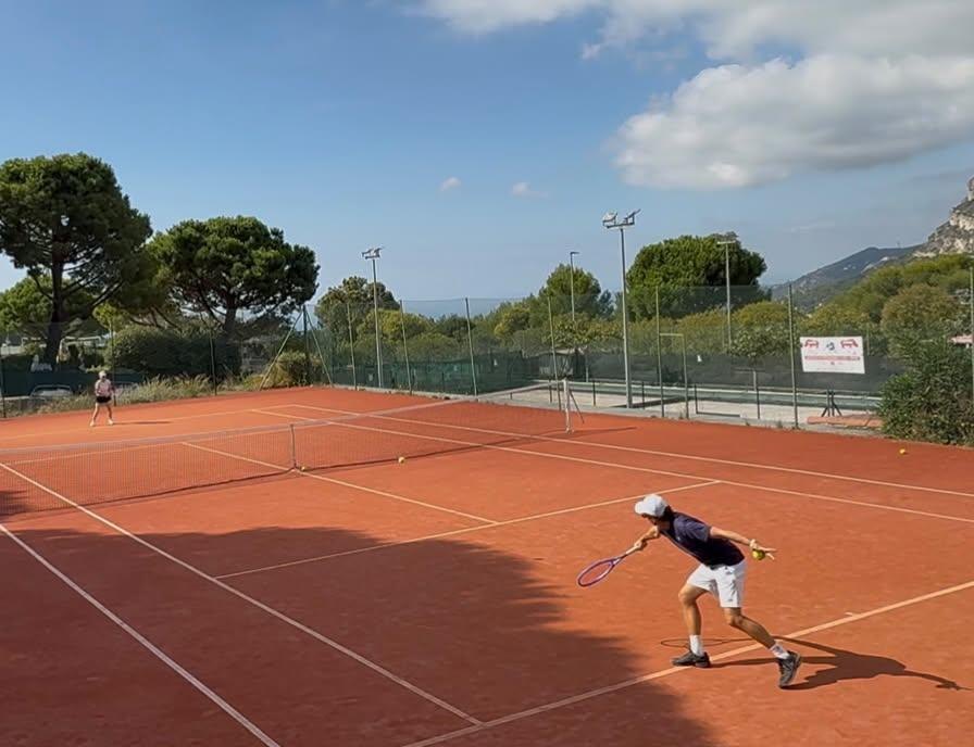 Massimo Bettini en coup droit sur un court en terre battue, Côte d'Azur