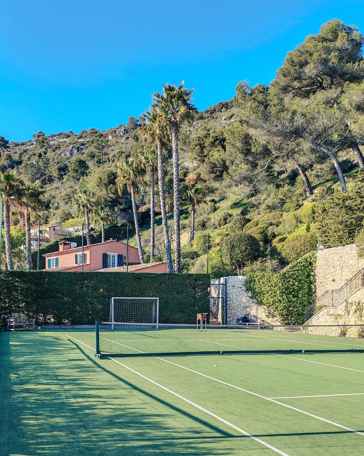 Court de tennis privé entouré de palmiers, Côte d'Azur