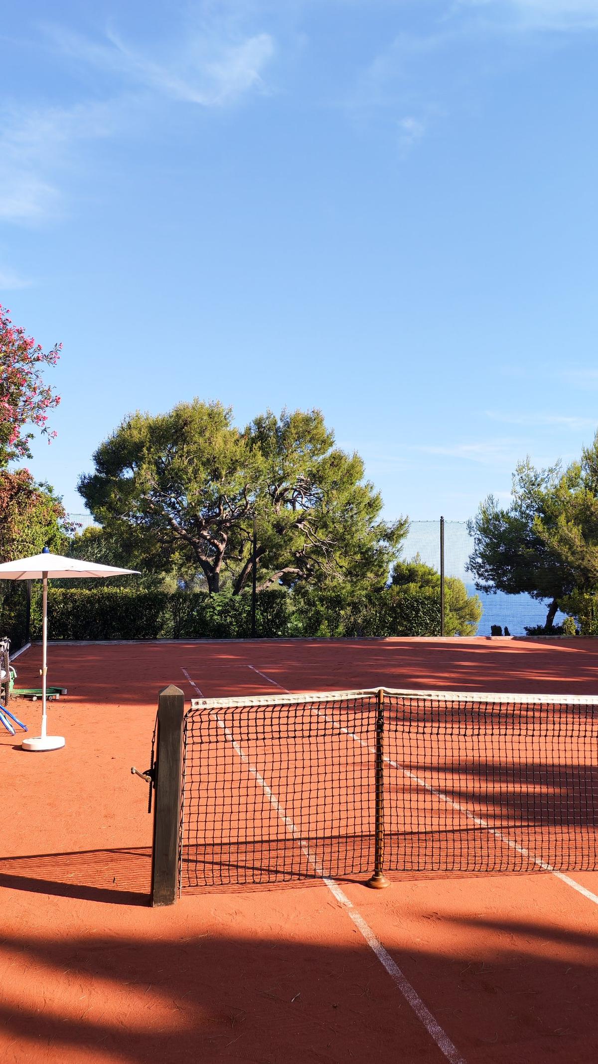 Court de tennis en terre battue dans une villa, Côte d'Azur