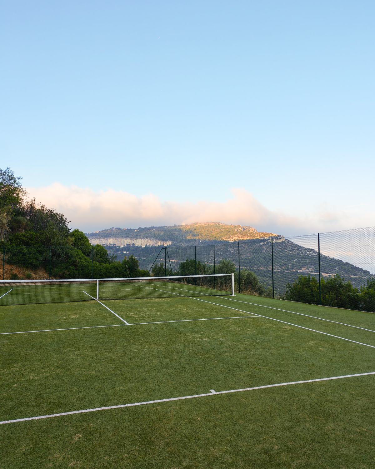 Court de tennis en gazon dans une villa, Côte d'Azur