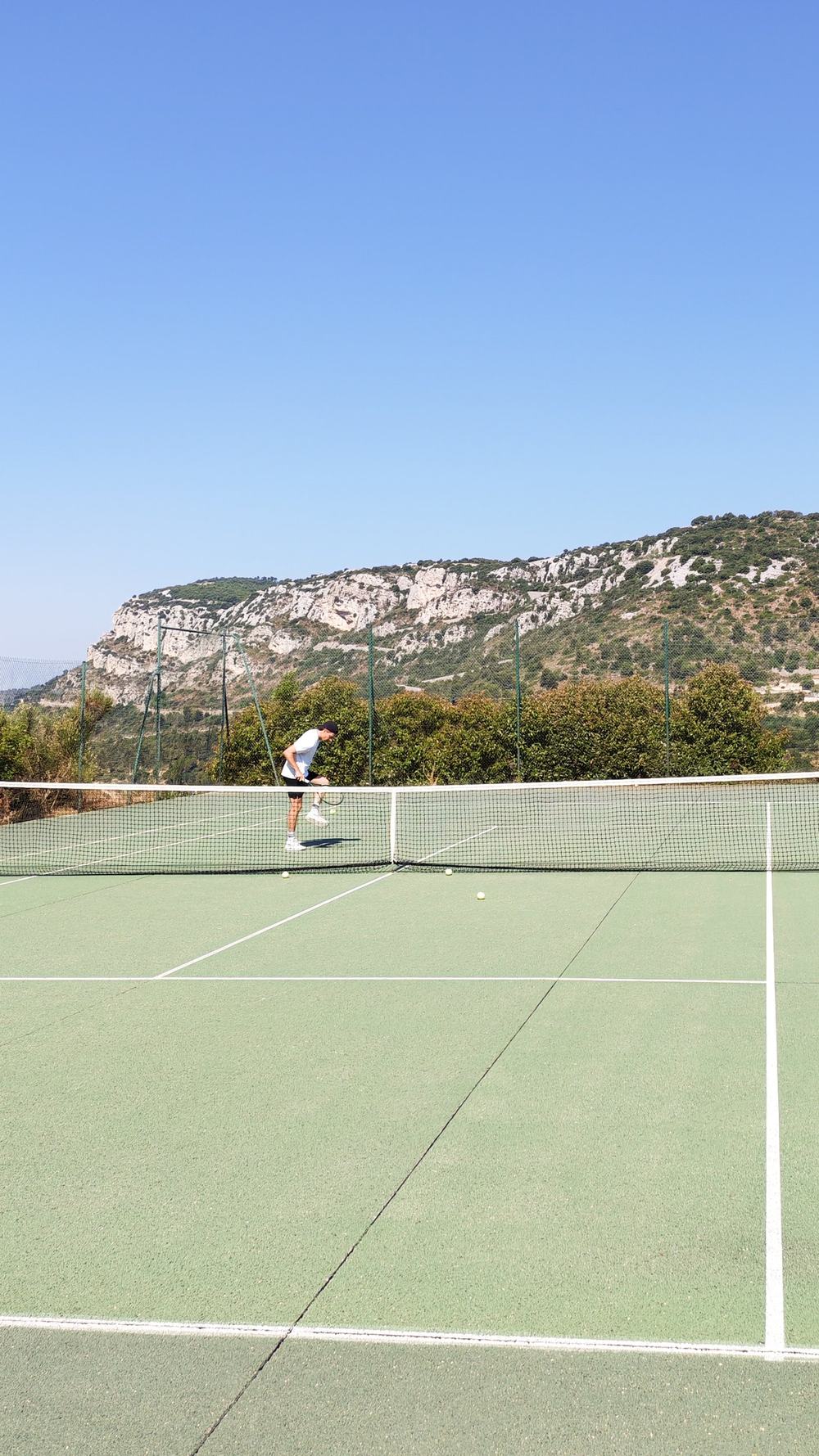 Court de tennis face aux collines, Côte d'Azur