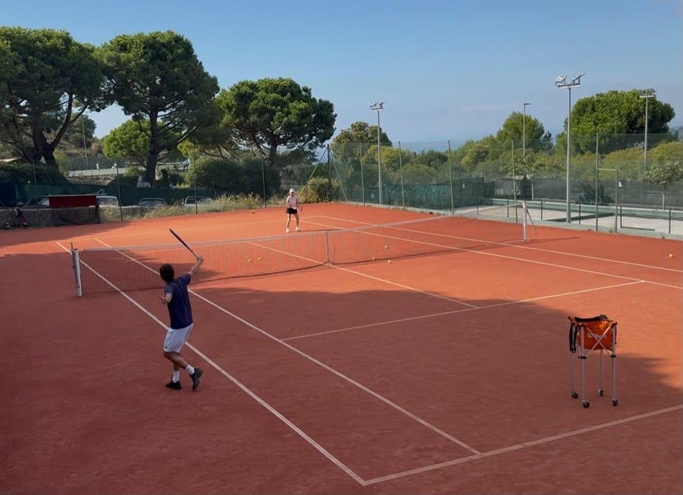 Leçon de tennis sur un court en terre battue, Côte d'Azur