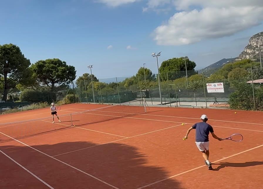 Court de tennis en terre battue face à la mer, Côte d'Azur