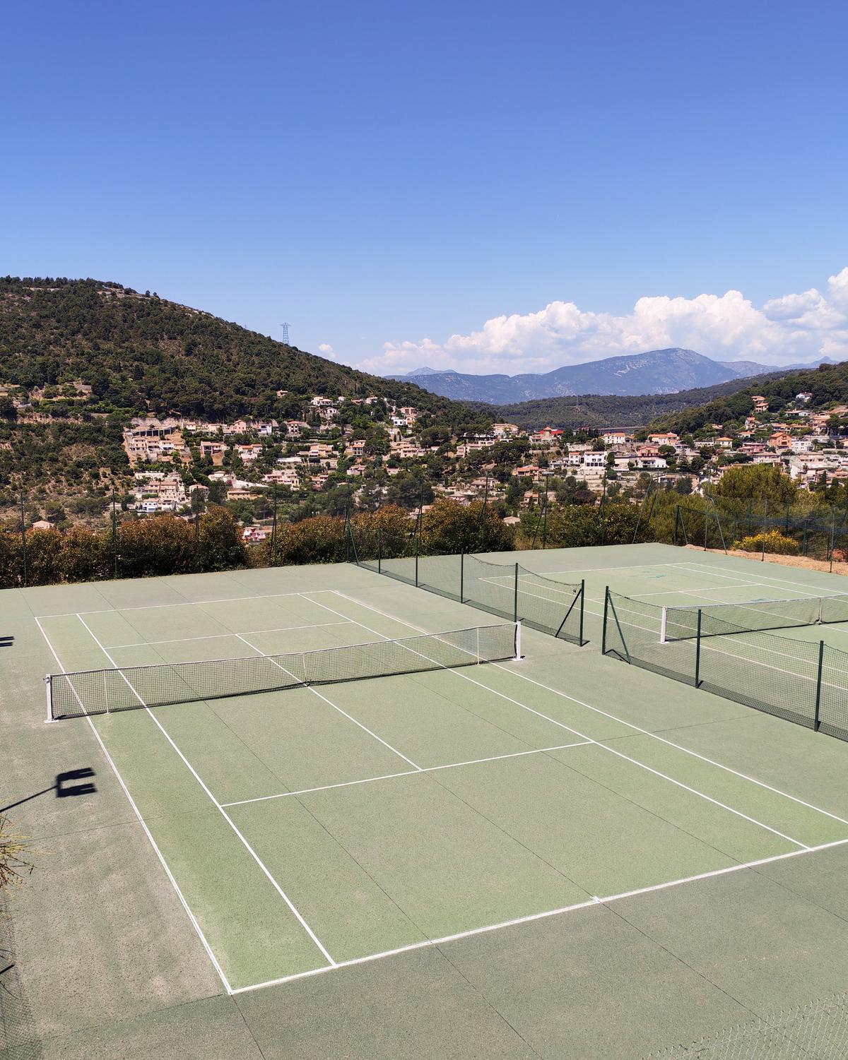 Courts de tennis avec vue sur les collines, Côte d'Azur