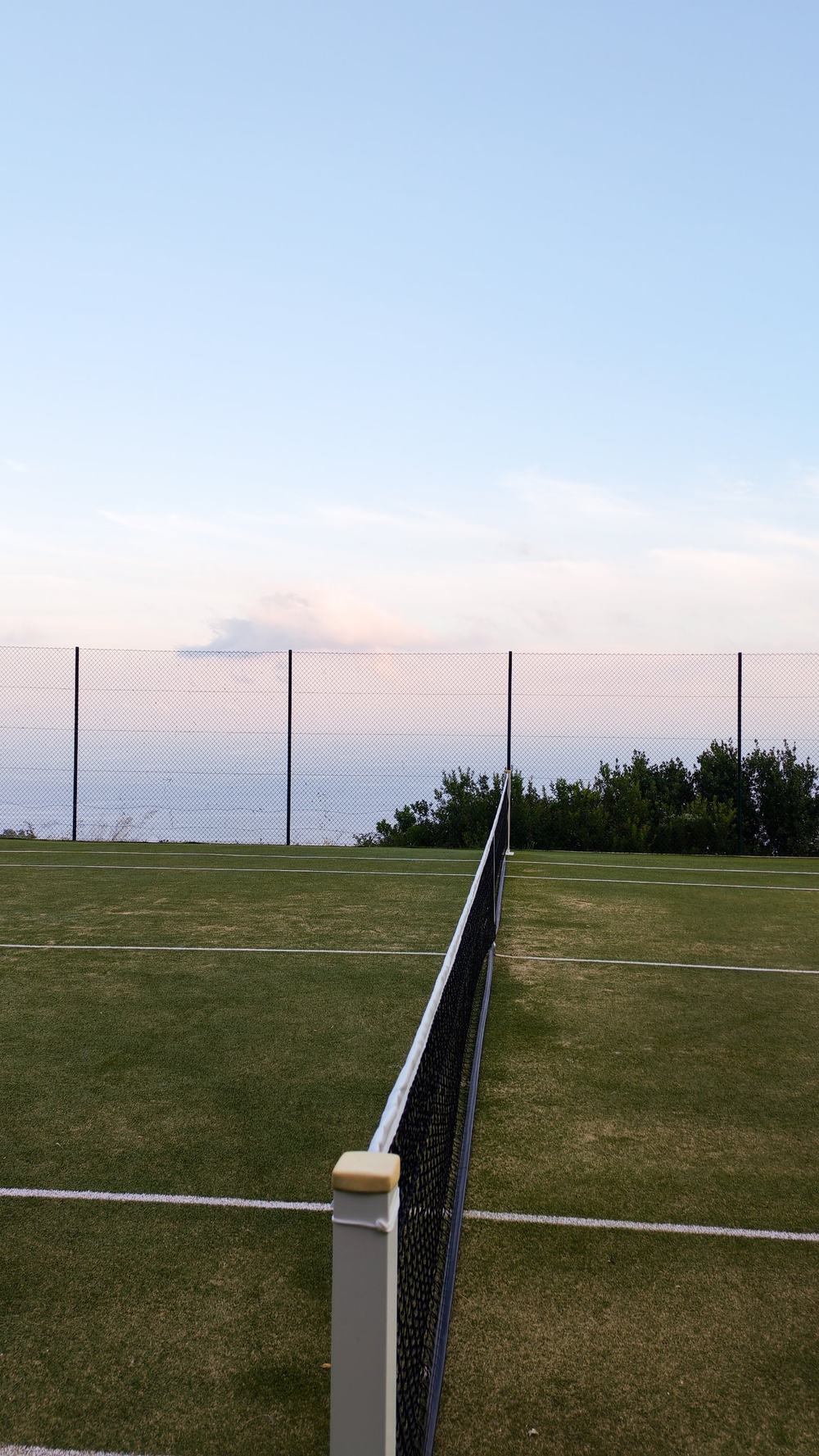 Filet d\'un court de tennis en gazon face à la mer