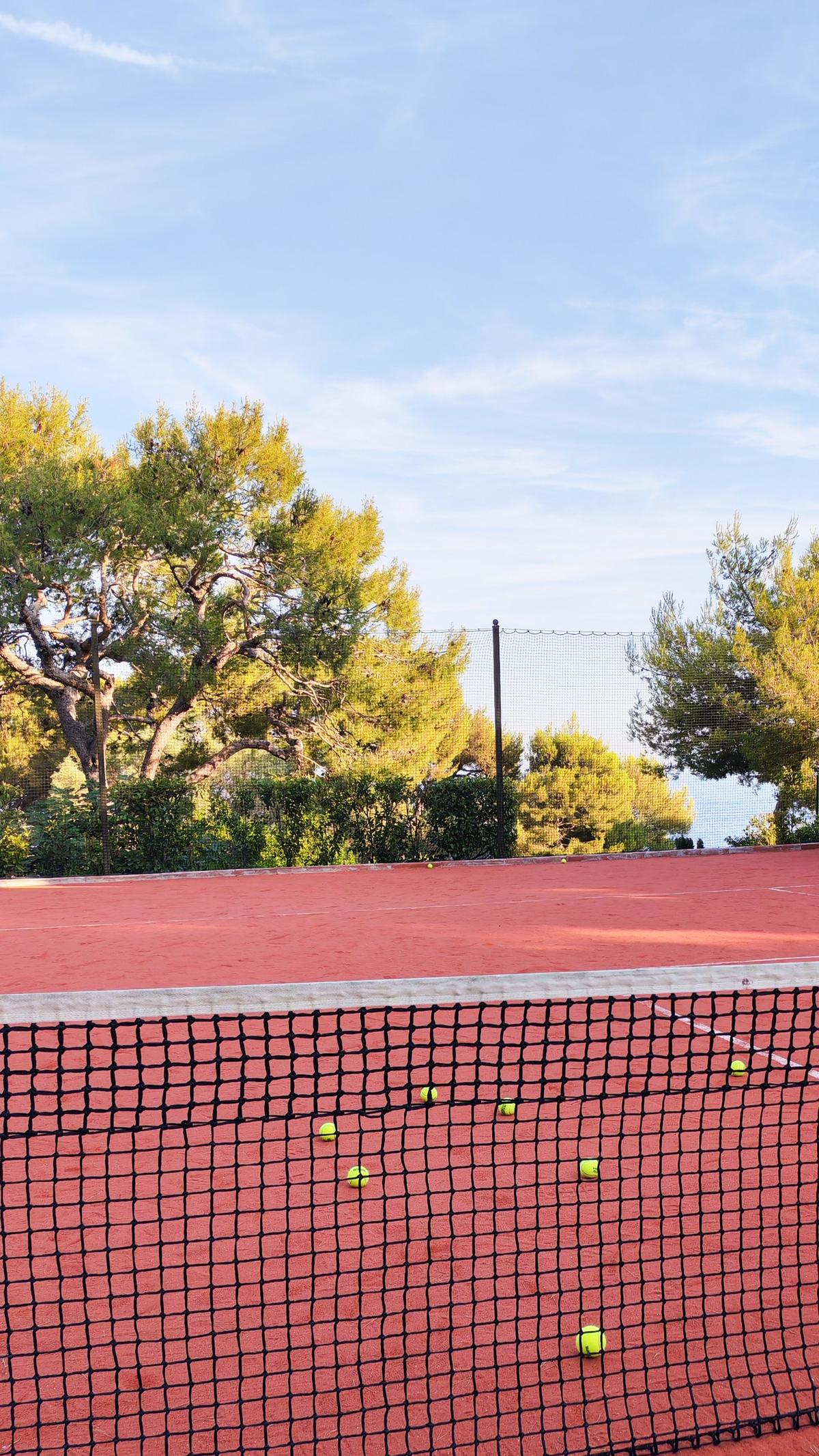 Filet et balles de tennis sur un court en terre battue, Côte d'Azur